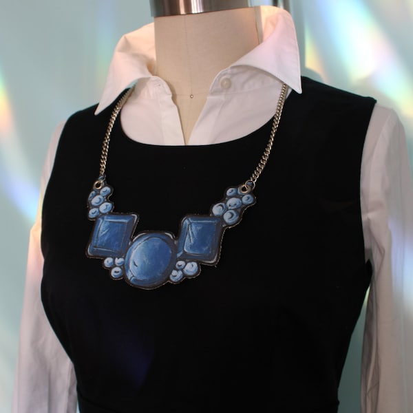 Collana Trompe l'oeil con gioielli blu scuro // collana stampata, collana di dichiarazione, collana gioiello, regalo di anniversario, arte da indossare, bavaglino