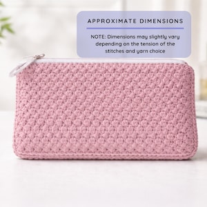 K&ouml;nnte beinhalten: Eine hellrosa, rechteckige H&auml;keltasche mit strukturierter Oberfl&auml;che. Die Tasche hat einen wei&szlig;en Rei&szlig;verschluss und einen wei&szlig;en Zipper. Der Text "APPROXIMATE DIMENSIONS" und ein Hinweis zur Gr&ouml;&szlig;enabweichung sind sichtbar.