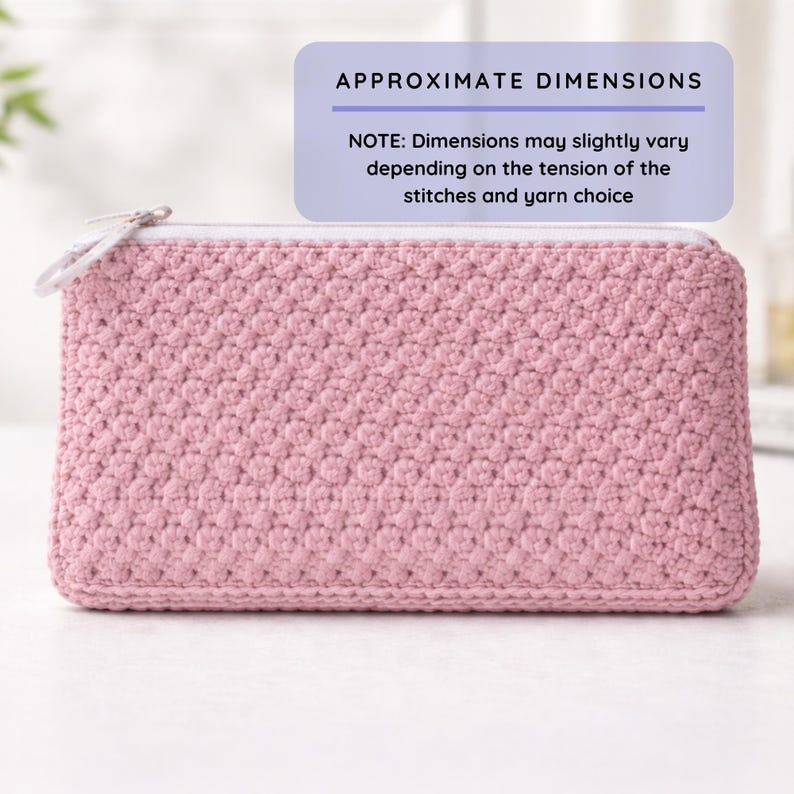 K&ouml;nnte beinhalten: Eine hellrosa, rechteckige H&auml;keltasche mit strukturierter Oberfl&auml;che. Die Tasche hat einen wei&szlig;en Rei&szlig;verschluss und einen wei&szlig;en Zipper. Der Text "APPROXIMATE DIMENSIONS" und ein Hinweis zur Gr&ouml;&szlig;enabweichung sind sichtbar.