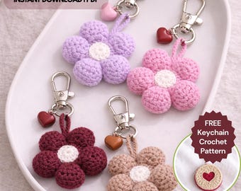 Patrón de llavero de flor amigurumi de crochet (PDF), mini llavero de margaritas sin costura, dije floral 3D para bolso, tutorial fácil de crochet para principiantes.