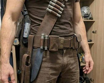 Strój do cosplayu inspirowany Gwiezdnymi Wojnami, skórzany pas z bronią na nodze i kaburą.