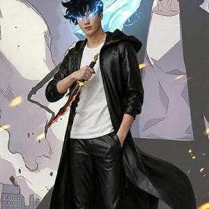 Könnte beinhalten: Eine Person in einem schwarzen Ledermantel und -hose, die ein Schwert mit einer goldenen und roten Klinge hält. Die Person hat schwarzes Haar und leuchtend blaue Augen. Eine Illustration befindet sich im Hintergrund.