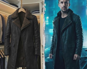 Blade Runner 2049-inspirerad svart läderkappa med cyberpunkmotiv och lång trenchcoat för män, futuristisk läderjacka.