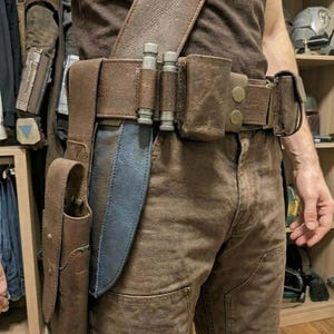 Star Wars-inspirerad Mandalorian-bälte Cosplay-dräkt Läderbälte med benpistol och hölster. bild 3