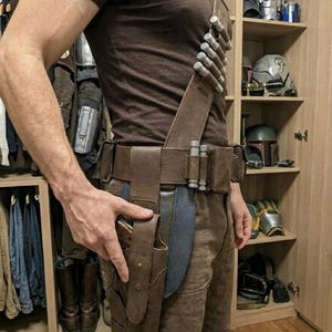 Star Wars-inspirerad Mandalorian-bälte Cosplay-dräkt Läderbälte med benpistol och hölster. bild 2