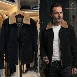 Könnte beinhalten: Schwarze Wildlederjacke mit einem Kragen aus braunem Schaffell. Die Jacke hat einen Reißverschluss und ein Etikett mit der Aufschrift "EXOTIC C-Z/008". Die Jacke wird auf einem Holzbügel präsentiert und von einer Person getragen.