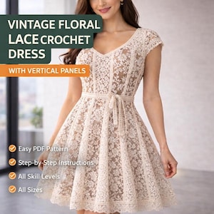 以下が含まれることがあります： 垂直パネルを備えた、ヴィンテージフローラルレースかぎ針編みドレス。 ドレスはクリーム色で、Vネック、半袖、ウエストにタイが付いています。 画像のテキストは次のとおりです: Easy PDF Pattern, Step-by-Step Instructions, All Skill Levels, All Sizes.