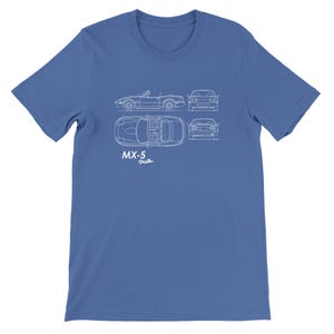 Peut inclure: Un t-shirt bleu à manches courtes avec un graphique en lignes blanches représentant une voiture. L'impression montre les vues latérale, frontale, de dessus et arrière d'une MX-5 Miata, avec le texte MX-5 Miata imprimé en blanc sous les dessins.