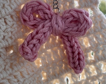 Roze gehaakte sleutelhanger met strik – Handgemaakte Coquette-sleutelhanger | Zachte tasbedel voor meisjes