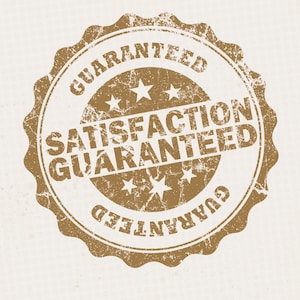 Pode incluir: Um selo circular desgastado com as palavras "GARANTIDO" e "SATISFA&Ccedil;&Atilde;O GARANTIDA" em uma fonte serifada. O selo &eacute; marrom claro com uma apar&ecirc;ncia texturizada e detalhes de estrelas.