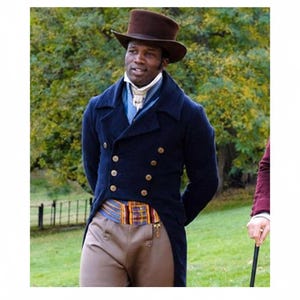 Peut inclure: Un homme vêtu d'un manteau bleu marine à double boutonnage avec des boutons dorés, d'un chapeau haut de forme marron et d'un pantalon beige. Le manteau a un col haut et une ceinture à motifs. Fond vert.