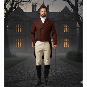 Può includere: Un soprabito marrone doppiopetto, pantaloni color crema e stivali neri. L'uomo tiene un bastone davanti a una grande casa con finestre illuminate. L'outfit ricorda l'abbigliamento formale storico.