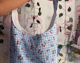 Cherry Gingham Tragetasche - Handgemachte Blaue Cottagecore Schultertasche, Vintage-inspirierter Obstdruck Stoff-Tasche