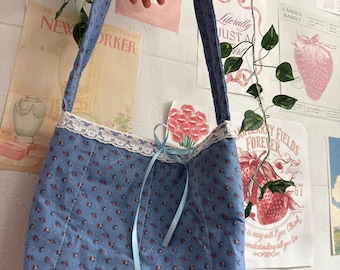 Bolso de mano azul hecho a mano con encaje y lazo / Bolso de tela floral estilo cottagecore / Bolso de hombro estilo vintage / Regalo para ella