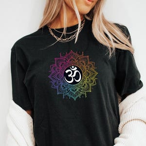 Yoga inspiriert Mandala Om T-Shirt Soft-Style Tshirt Umweltfreundliche Premium Komfort Baumwolle Yoga & Meditation Unisex Rundhals-T-Shirt Gildan® 64000