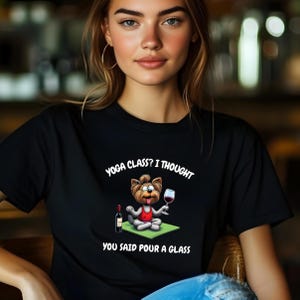 Camiseta de estilo suave Yoga and Wine Camiseta de algodón premium cómoda y ecológica para yoga y meditación Camiseta clásica unisex con cuello redondo Gildan® 64000