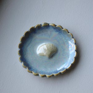 Ringschaaltje in schelpstijl | Handgemaakte keramische ringhouder | Sieradenschaaltje met iriserende glans | Decoratie in kuststijl | Sierschaaltje met geschulpte rand | Cadeau in schelpstijl