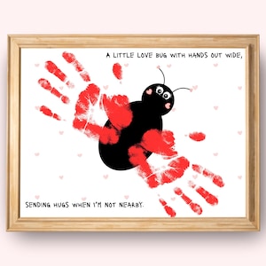 Op de afbeelding: Een ingelijste print met een zwarte lieveheersbeestje-illustratie met rode handafdruk-vleugels. De tekst luidt: "A LITTLE LOVE BUG WITH HANDS OUT WIDE, SENDING HUGS WHEN I'M NOT NEARBY." De achtergrond heeft kleine roze hartjes.