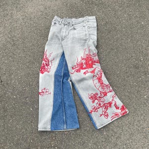 Rework Custom Jeans Broek in Japanse stijl met rood drakenpatroon, normale baggy pasvorm, wijde pijpen, Y2K grunge, uniek exemplaar.