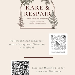 Peut inclure: Une carte d'information couleur cr&egrave;me avec le texte RARE & RESPAIR, Curated Vintage and Antique D&eacute;cor, Virginia countryside & collected European interiors, encadr&eacute; par des illustrations botaniques. Inclut deux codes QR et du texte social.
