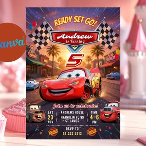 Può includere: Un colorato invito di compleanno con il personaggio Saetta McQueen del film Cars. L'invito recita "Ready Set Go! Andrew compie 5 anni" con i dettagli dell'evento. Il design include bandiere a scacchi, palme e altri elementi a tema Cars.
