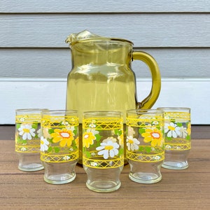 1970s Daisy Juice Beverage Set, 5 Petite Anchor Hocking Hildi Tumblers and Yellow Glass Pitcher, Retro Summer Entertaining Set