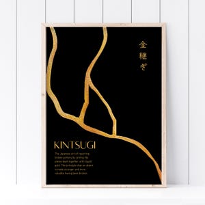 Può includere: Una stampa artistica incorniciata raffigurante l'arte giapponese del Kintsugi. L'opera presenta linee color oro su sfondo nero, con testo giapponese e la parola "Kintsugi" in oro. Il testo descrive l'arte di riparare la ceramica rotta con oro liquido.