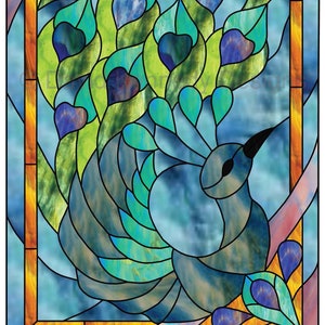 Pode incluir: Um design de vitral com um pavão com penas azuis, verdes e roxas. O pavão é emoldurado por uma borda amarela e laranja.