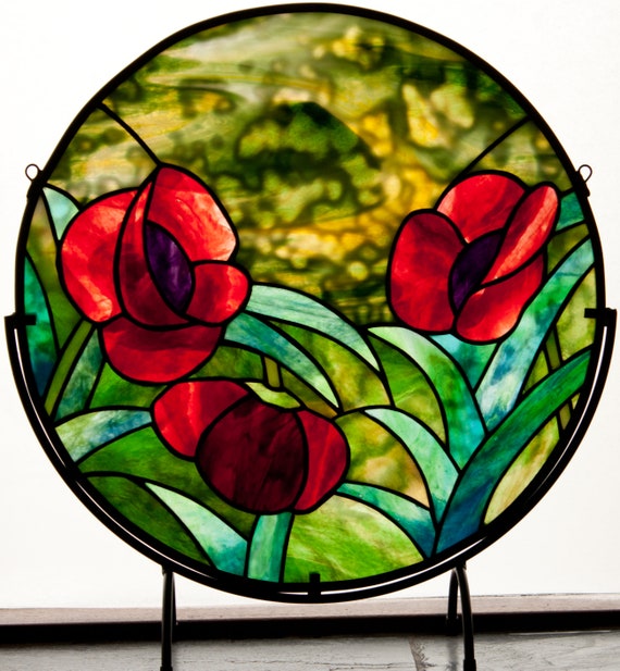 3 つの丸いポピーのステンドグラス パターン。© David Kennedy Designs