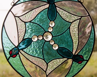 トンボと蓮のステンドグラスのパターン。© David Kennedy Designs