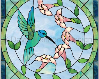 Può includere: Un design per una finestra in vetro colorato con un colibrì con ali verdi e blu, un lungo becco e un fiore rosa con foglie verdi.