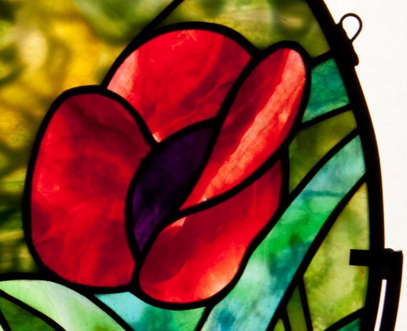 3 つの丸いポピーのステンドグラス パターン。© David Kennedy Designs