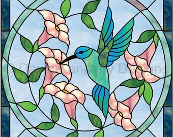 Può includere: Un design di vetrata con un colibrì blu con ali verdi, che beve nettare da fiori rosa con foglie verdi. Il design è su uno sfondo blu con una cornice circolare.