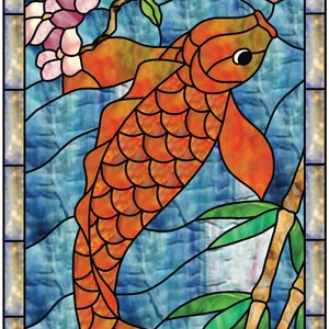 Puede incluir: Un diseño de vitral con un pez koi naranja nadando a través de agua azul con un tallo de bambú y flores rosas en el fondo.