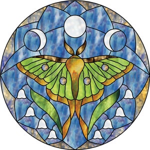 Pode incluir: Um design de vitral com uma mariposa luna verde e marrom com flores brancas de lírio do vale e um fundo de lua azul e branco.