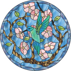 Pode incluir: Um design de vitral com um beija-flor azul com asas verdes, pousado em um galho com flores rosas. O fundo é um céu azul.
