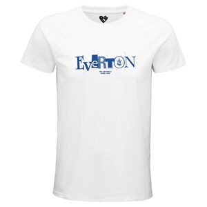 Könnte beinhalten: Weißes T-Shirt mit Rundhalsausschnitt und kurzen Ärmeln. Das Wort "Everton" ist in Blau auf die Brust gedruckt, darunter steht "THE ORIGINALS SINCE 1878". Oben befindet sich ein kleines herzförmiges Logo.