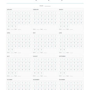 以下が含まれることがあります： 「Monthly Reading Challenge」と書かれた白いカレンダー。鹿のイラストが描かれています。カレンダーには1年間の月が表示され、毎日読んだ本とページ数を記録するスペースがあります。年はカレンダーの上に表示されています。