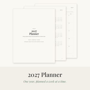Könnte beinhalten: Ein weißer 2027-Planer mit schwarzem Text. Das Deckblatt zeigt den Titel 2027 Planner und den Untertitel One year, planned a week at a time. Die Innenseiten zeigen ein Kalenderlayout mit Rasterlinien, das eine strukturierte Übersicht bietet.