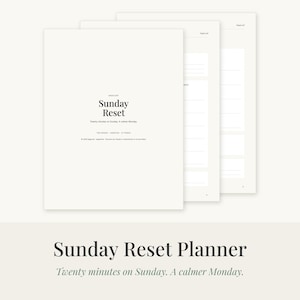Könnte beinhalten: Ein weißer Sunday Reset Planer mit schwarzem Text, der den Titel Sunday Reset und den Untertitel Twenty minutes on Sunday. A calmer Monday. zeigt. Der Planer besteht aus mehreren gestapelten Seiten mit linierten Abschnitten zur Organisation.