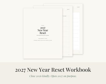 以下が含まれることがあります： 表紙に黒い文字が印刷された白い2027 New Year Resetワークブック。表紙には「2027 New Year Reset, Close 2026 kindly. Open 2027 on purpose.」と書かれています。ワークブックには、目標を書き込んだり計画を立てたりするための罫線付きのセクションがある複数のページが含まれています。
