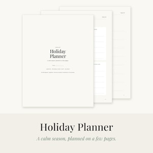 K&ouml;nnte beinhalten: Ein Set aus cremefarbenen Papierb&ouml;gen f&uuml;r einen Urlaubsplaner. Das Deckblatt enth&auml;lt den Text Holiday Planner, A calm season, planned on a few pages und Year. Weitere Seiten zeigen linierte Abschnitte zur Organisation von Aufgaben.
