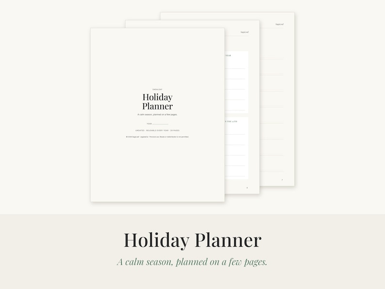 K&ouml;nnte beinhalten: Ein Set aus cremefarbenen Papierb&ouml;gen f&uuml;r einen Urlaubsplaner. Das Deckblatt enth&auml;lt den Text Holiday Planner, A calm season, planned on a few pages und Year. Weitere Seiten zeigen linierte Abschnitte zur Organisation von Aufgaben.