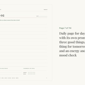 以下が含まれることがあります： 「Day 02」と記されたデイリージャーナルのページ。日常の瞬間を記述するためのプロンプトがあり、書き込み用の罫線スペース、3つの良いこと、明日のための1つのこと、エネルギーと気分のチェック用円形アイコンが配置されています。