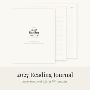 Könnte beinhalten: Ein weißes 2027 Reading Journal mit schwarzem Text. Auf dem Einband steht 2027 Reading Journal, Every book, and what it left you with, 52 books, 52 reviews, 52 weeks. Die Innenseiten enthalten horizontale Linien zum Schreiben und Notieren.