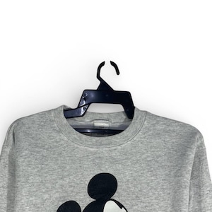 Puede incluir: Un letrero de madera r&uacute;stica con la frase "Welcome to our home" en letras blancas. El letrero presenta un acabado envejecido y un dise&ntilde;o sencillo y acogedor, ideal para un porche o entrada.