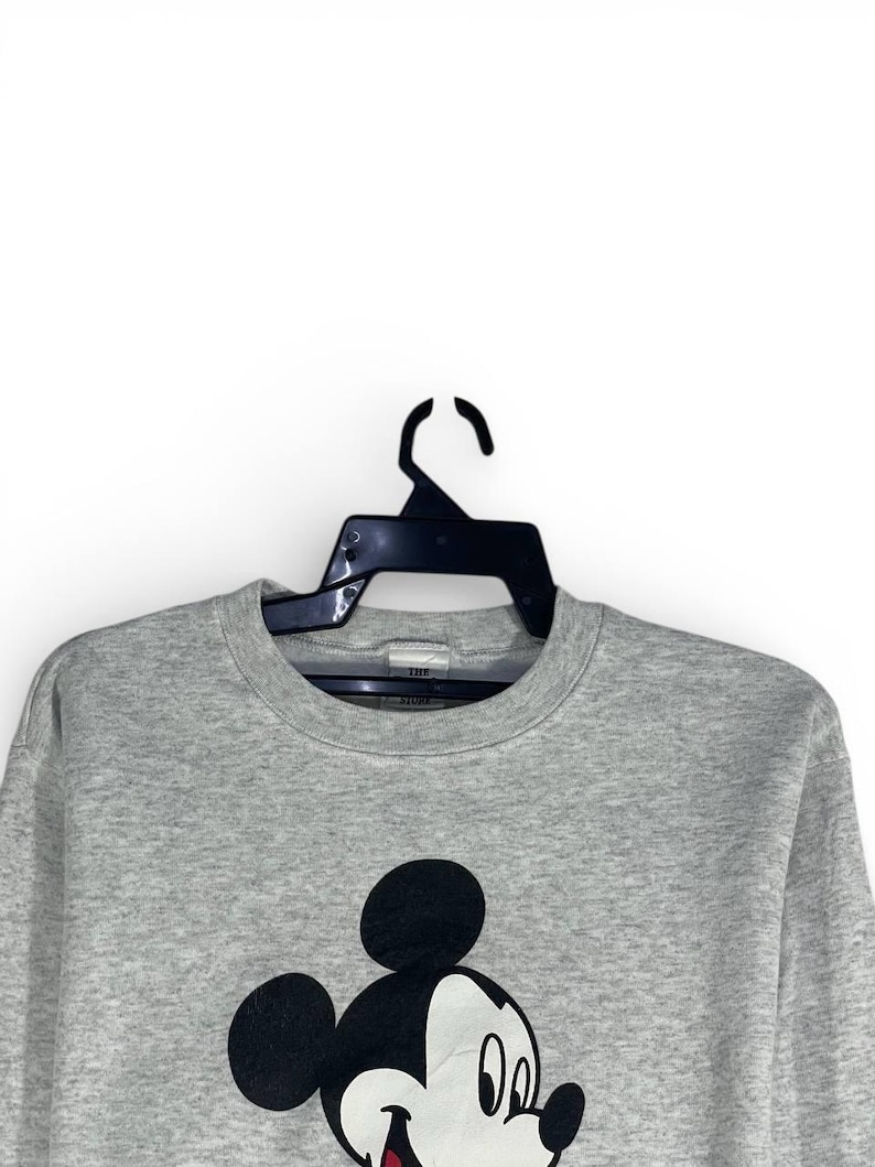 Puede incluir: Un letrero de madera r&uacute;stica con la frase "Welcome to our home" en letras blancas. El letrero presenta un acabado envejecido y un dise&ntilde;o sencillo y acogedor, ideal para un porche o entrada.