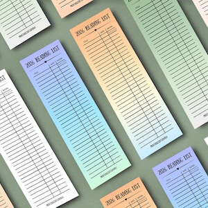 Könnte beinhalten: Eine Sammlung rechteckiger Lesezeichen aus Papier mit dem Text 2026 READING LIST oben, einem Herzsymbol, Spalten für Titel, Datum und Bewertung sowie einem Farbverlauf in Blau-, Grün-, Orange- und Rosatönen.