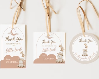 Op de afbeelding: Drie bedankkaartjes met een schattige lammetjesillustratie en de tekst "Bedankt voor het verwennen van onze kleine lam" en "Liefs, Claudia".