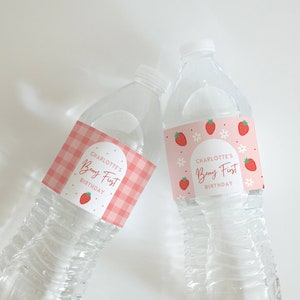 Etichetta per bottiglia d'acqua per il primo compleanno a tema fragole, bomboniera a tema fragole, decorazioni personalizzate per feste, modello modificabile, wrap per bevande, Berry Sweet One immagine 1
